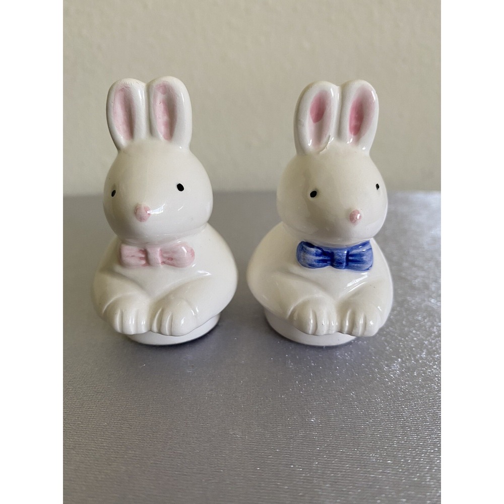 Mr. & Mrs Bunny / Rabbits Ceramic Salt & Peper Shaker set 2" Tall Pre-Owned
